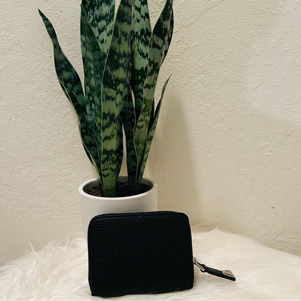 Marc Jacobs Black Bifold Wallet with Back Zip Coin Area NWT - Picture 3 of 7